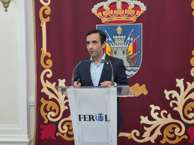Rey Varela comparece en rueda de prensa.