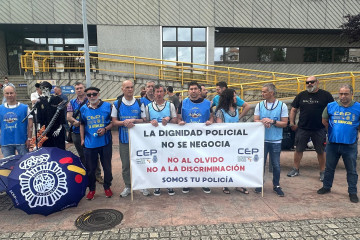 Representantes de la Confederación Española de Policía en Galicia (CEP)  se concentran frente a la Comisaría de Policía en Ourense
