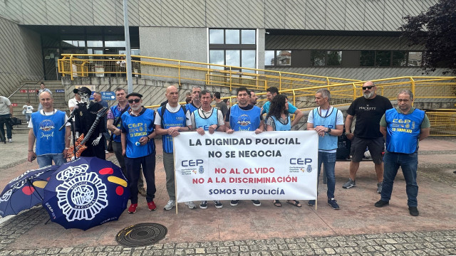 Representantes de la Confederación Española de Policía en Galicia (CEP)  se concentran frente a la Comisaría de Policía en Ourense