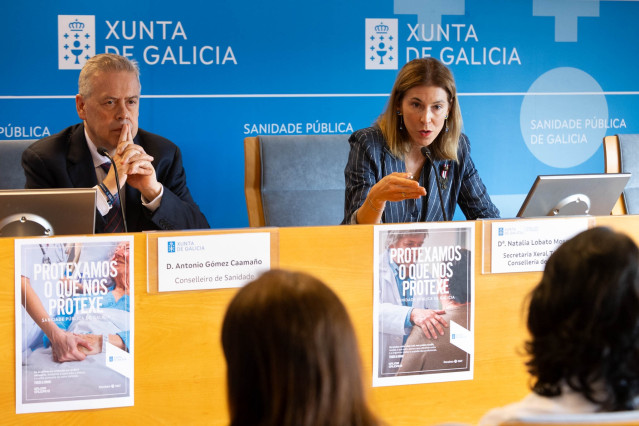 El conselleiro de Sanidade, Antonio Gómez Caamaño,  y la secretaria xeral técnica, Natalia Prieto, presentan la campaña para medios sobre el uso responsable de los servicios sanitarios