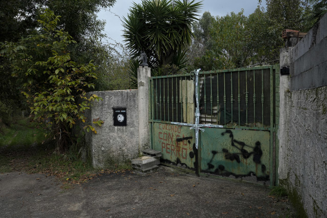 Archivo - Puerta de la casa donde ocurrieron los hechos, a 8 de noviembre de 2024, en Baiona, Pontevedra, Galicia (España).