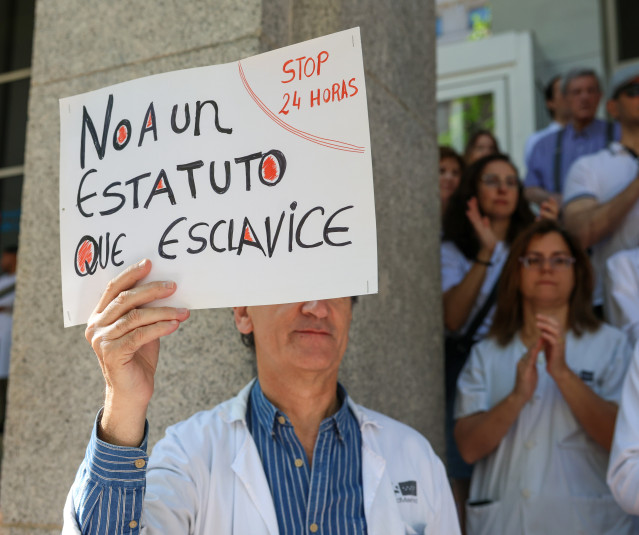 Médicos y facultativos durante una concentración frente al Hospital La Princesa, a 21 de mayo de 2026, en Madrid