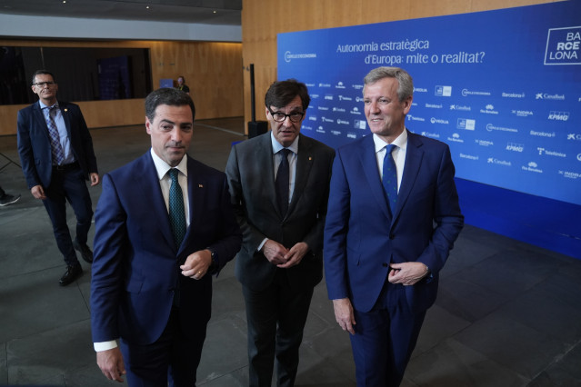 El presidente de la Generalitat, Salvador Illa, el Lehendakari, Imanol Pradales, y el presidente de la Xunta, Alfonso Rueda, durante la sesión 'España, territorio y liderazgo: La visión de los presidentes autonómicos', en la 41 Reunió Cercle d'Economia.
