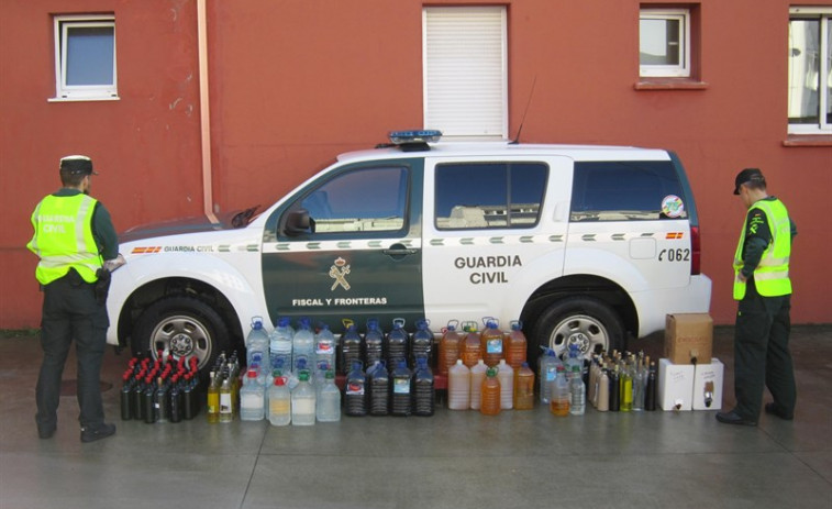 La Guardia Civil aprehende 345 litros de licor ilegal en un almacén de Fene
