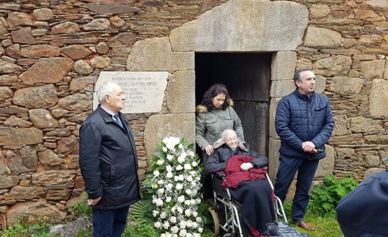 ​Ofrenda floral por Fidel na casa paterna