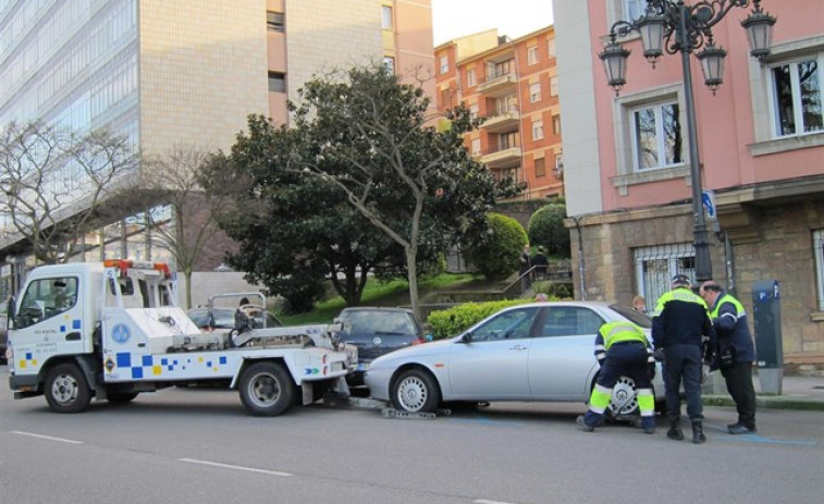 Sancionada unha policía local de Pontevedra por eludir unha multa do guindastre municipal
