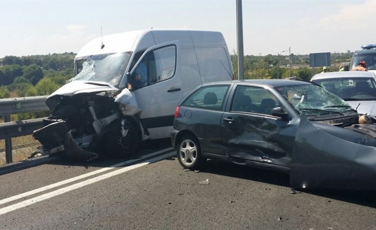 ​Cinco feridos nunha colisión entre tres vehículos en Lalín