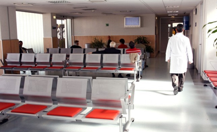 El tiempo de espera para operarse baja en 8 hospitales del Sergas, sube en 5, y se mantiene en el CHUO