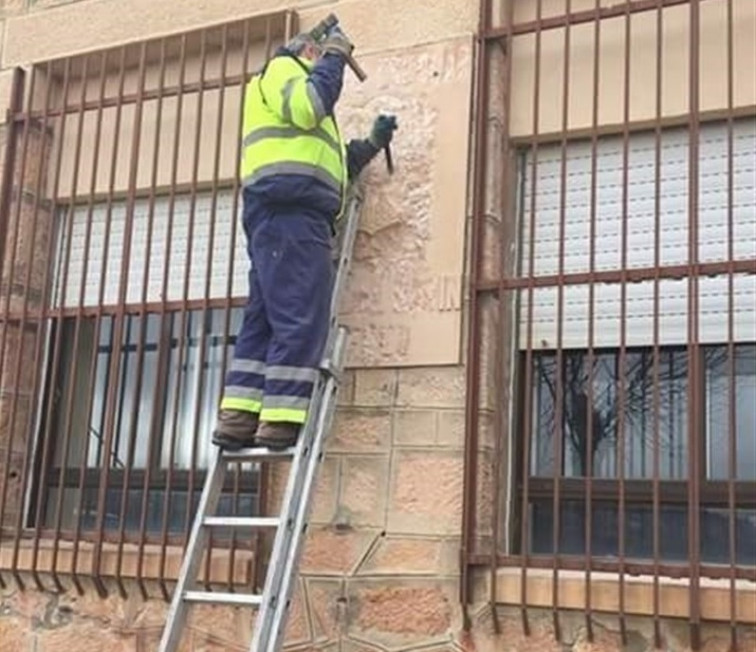 ​Un home resulta ferido ao caer do tellado en Arzúa