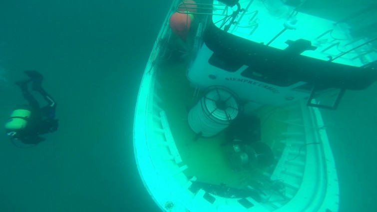 Os armadores tratan de reflotar a embarcación fundida en Malpica