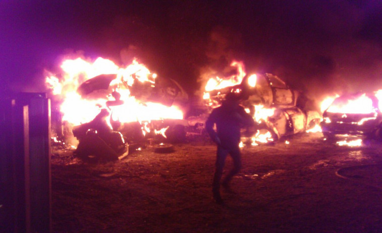 Un incendio nun desguace de Lousame calcina medio cento de coches
