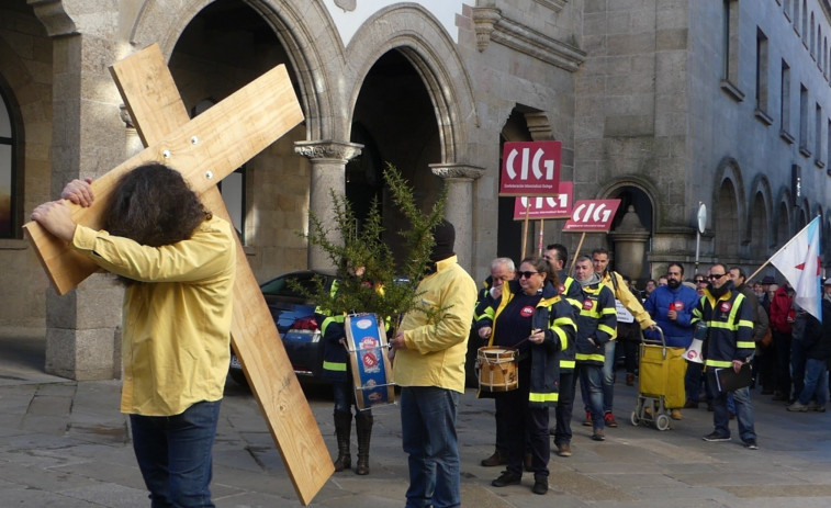Vía crucis reivindicativo en Santiago para denunciar a 