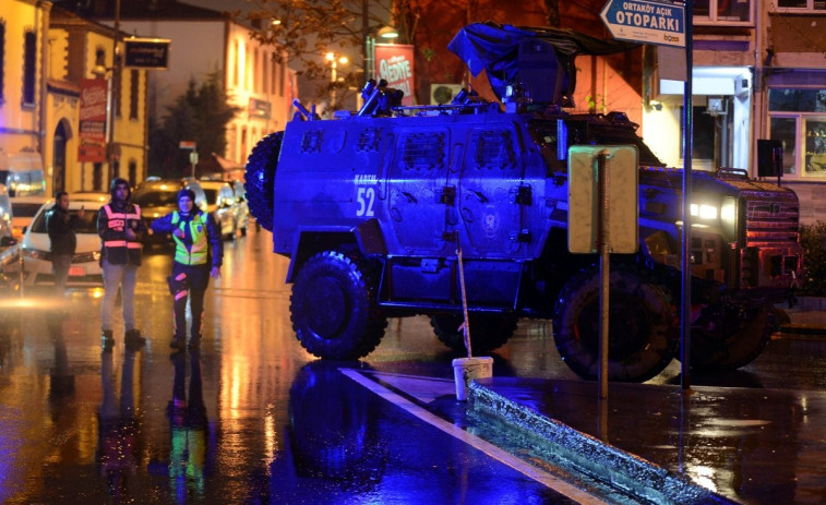 Un terrorista ataca una discoteca en Estambul y mata a 39 personas