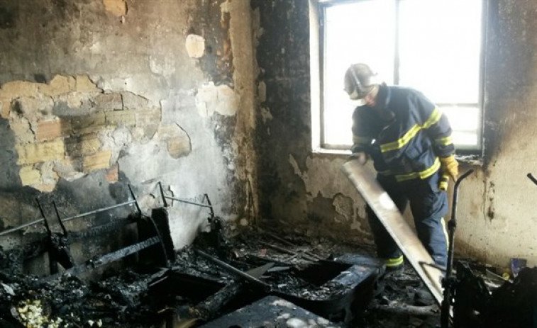 ​Tres heridos, uno de ellos grave, en el incendio de una vivienda en Oleiros