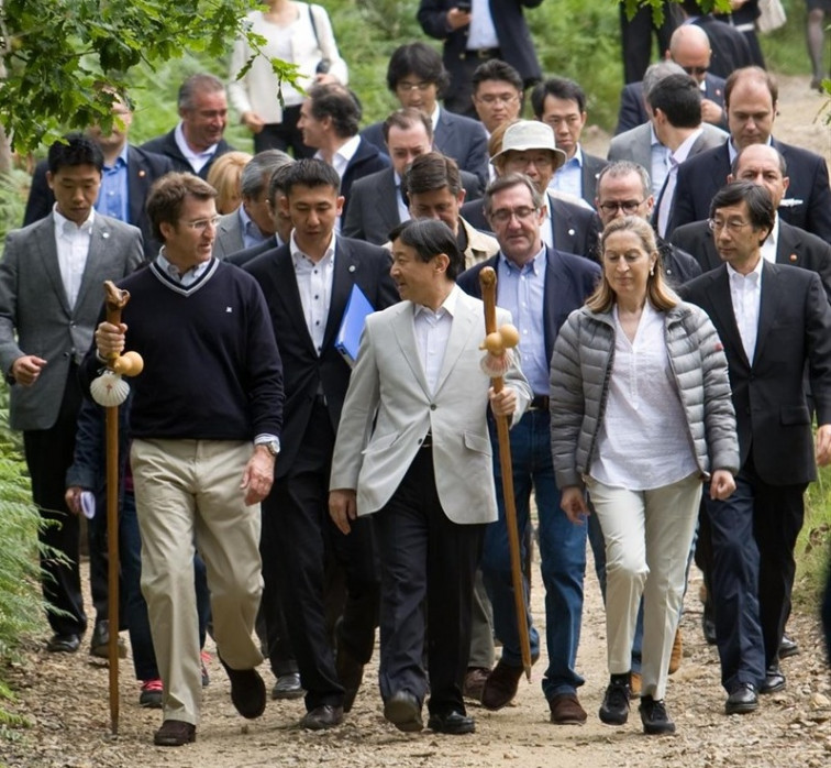 Pastor sorprende a su homólogo japonés regalándole una foto de Naruhito en el Camino de Santiago