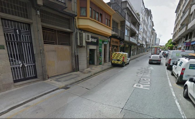 ​Un conductor borracho se empotra contra un edificio y dos coches en Lugo