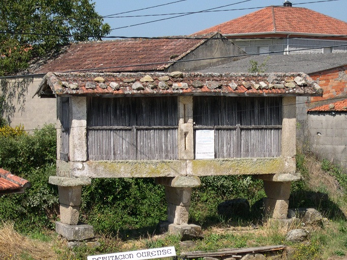 Buscan a cinco encapuchados que maniataron y robaron a un matrimonio octogenario en Allariz