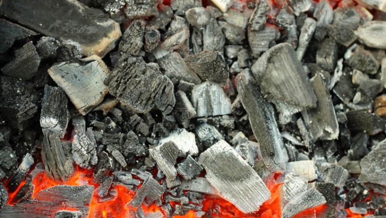 ​Una madre y sus dos hijos, intoxicados en Camariñas por encender una barbacoa para calentarse