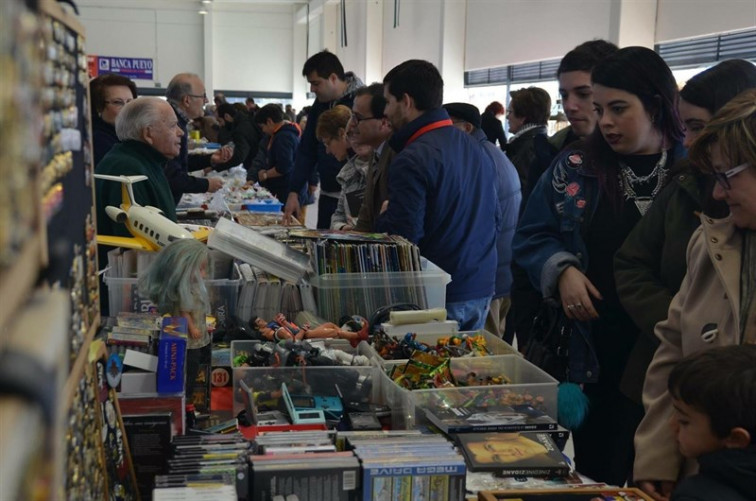 Los 'coleccionistas del pasado' tienen una cita en la Feria de Antigüedades de Santiago