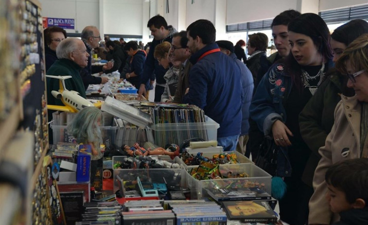 Los 'coleccionistas del pasado' tienen una cita en la Feria de Antigüedades de Santiago