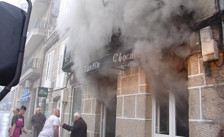 ​Un hombre sufre quemaduras en los brazos al incendiarse su cafetería en Ponteareas