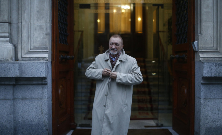 ​Pérez Reverte llama a los diputados de En Marea 