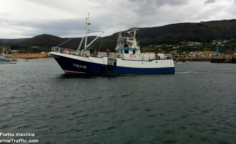 Rescatados los 12 tripulantes del pesquero gallego hundido al norte de Luarca