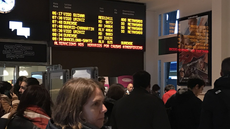 Viajeros en la estación de tren de Santiago en una foto de archivo /EP