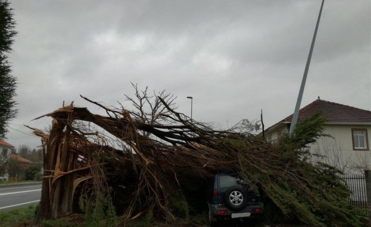 Galicia mantiene el aviso por riesgo debido al oleaje, viento o precipitaciones