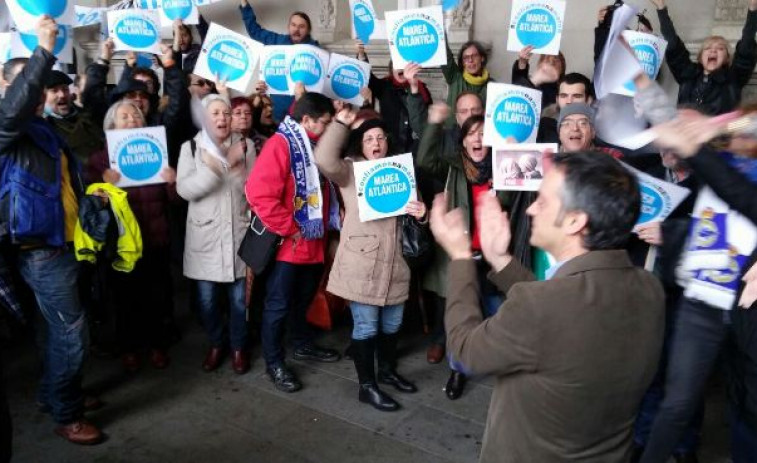Simpatizantes de la Marea Atlántica se congregan en apoyo al alcalde de A Coruña