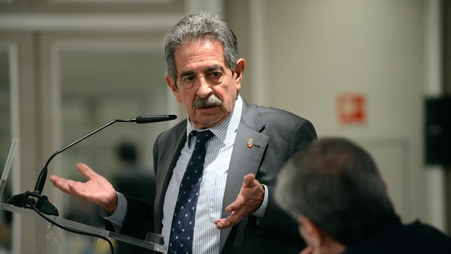 ​Si podemos elegir jefe, los gallegos escogemos a Revilla