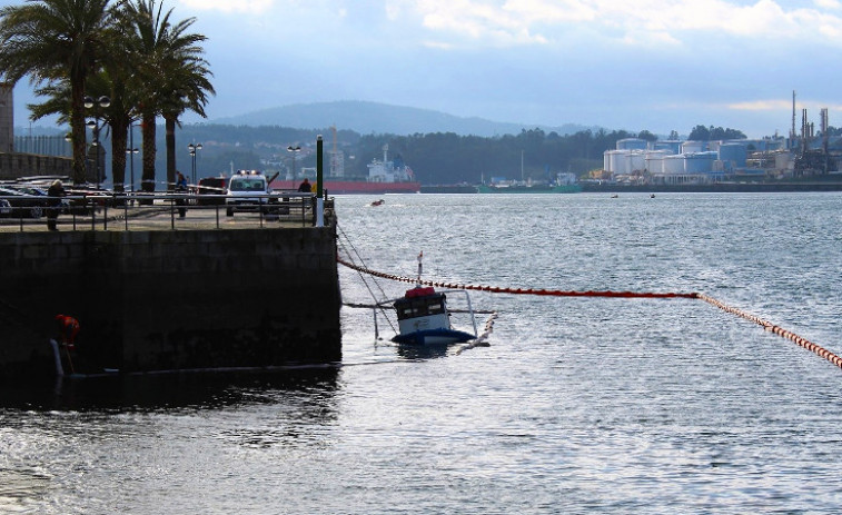 ​Un mejillonero atracado se hunde en Ferrol y provoca un vertido en el puerto