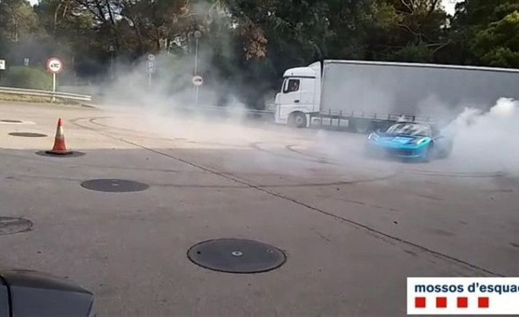 Denunciado por colgar en facebook un vídeo en el que hacía maniobras temerarias con el coche