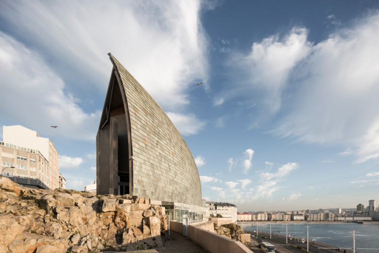 Aparece el cuerpo de un hombre en el mar, frente a la Domus de A Coruña