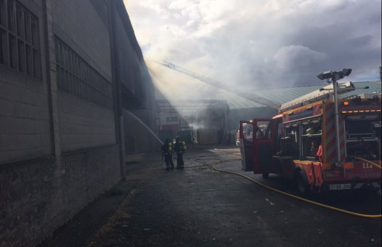 Un incendio afecta a una fábrica de maderas de Cambre