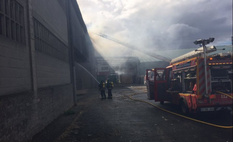 Un incendio afecta a una fábrica de maderas de Cambre