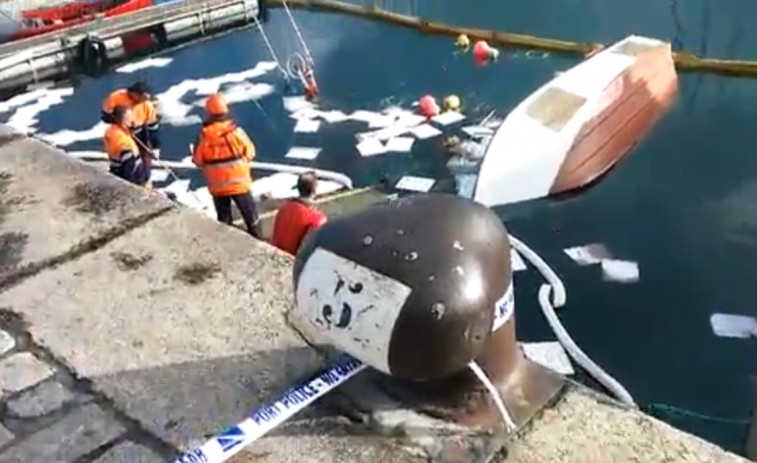 Se hunde un pesquero en el puerto de A Coruña y provoca un pequeño vertido
