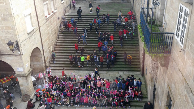 ​Casi 400 niños de Ourense se empapan de 