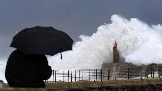 ​Alerta por olas de hasta ocho metros en la costa de A Coruña y Lugo