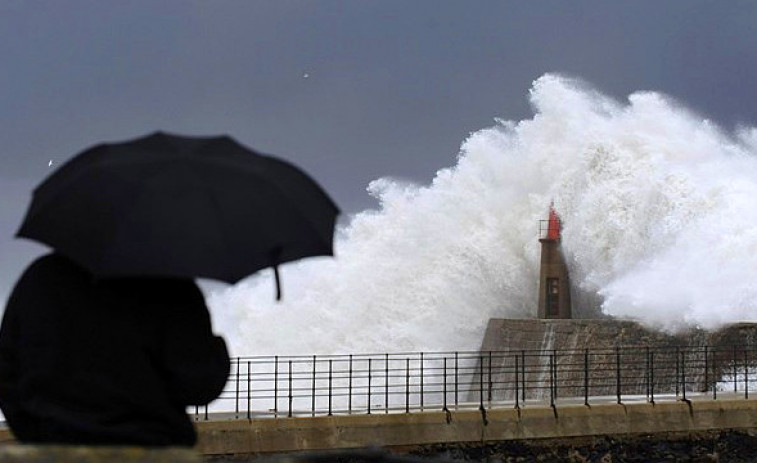 ​Alerta por olas de hasta ocho metros en la costa de A Coruña y Lugo