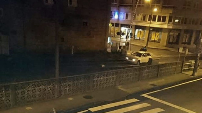 ​Una conductora se mete por error en la vía del tren en O Porriño