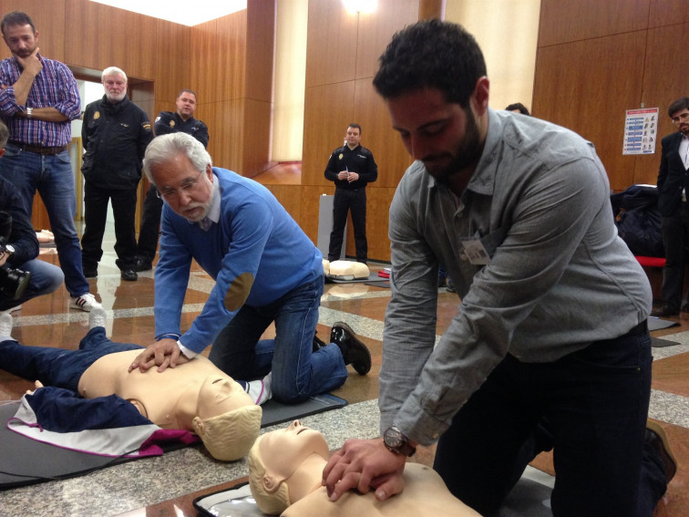 El Parlamento de Galicia forma a 'cardio ángeles' a ritmo de 'Macarena'