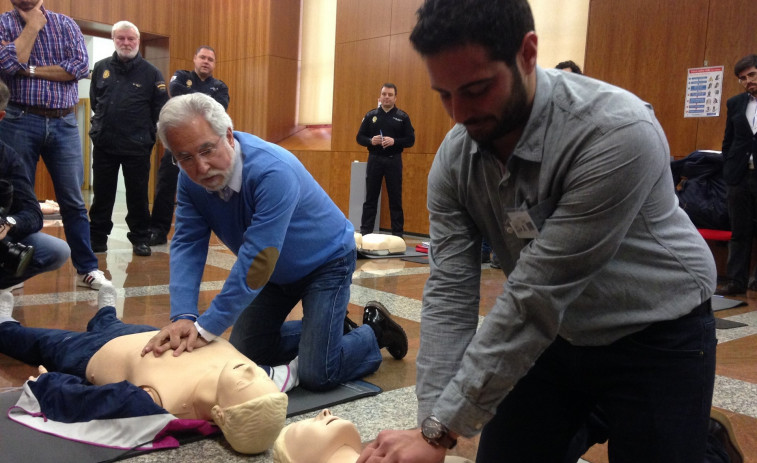 El Parlamento de Galicia forma a 'cardio ángeles' a ritmo de 'Macarena'