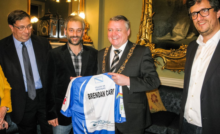 Ferreiro entrega al alcalde de Dublín la camiseta del 'Fillos de Breogán' con su nombre