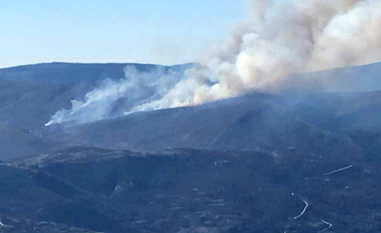 ​Un incendio forestal en Carballeda de Valdeorras arrasa 80 hectáreas en pleno marzo