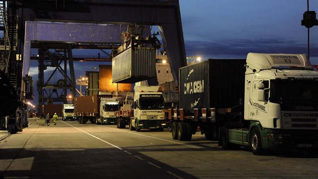 ​Camiones dentro de trenes para cruzar los Pirineos