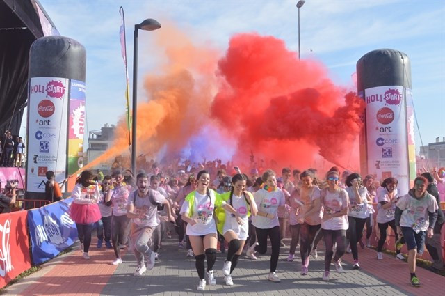 Color, baile y deporte se unen en el Holi Gaiás