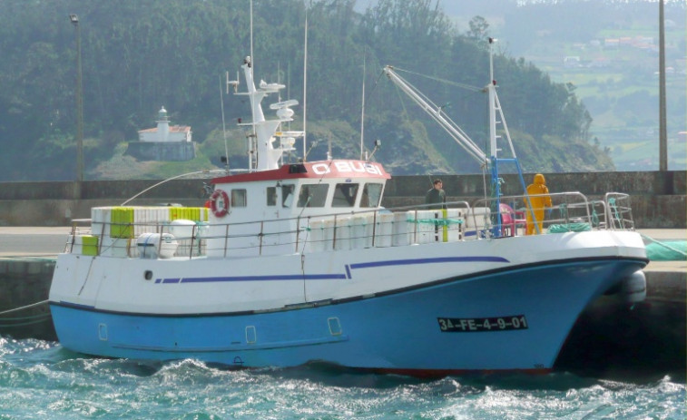 ​Rescatan a ocho tripulantes del pesquero 'O Busi', incendiado a 12 millas de Cedeira