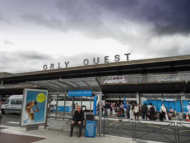 Abatido un hombre en el aeropuerto París-Orly tras arrebatarle el arma a un militar