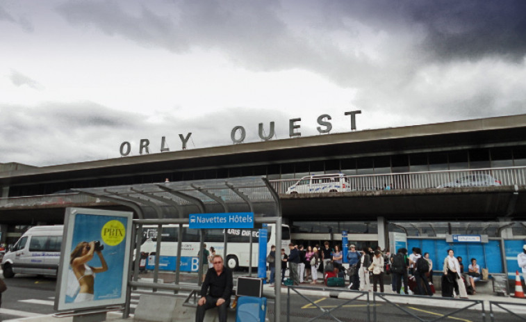Abatido un hombre en el aeropuerto París-Orly tras arrebatarle el arma a un militar